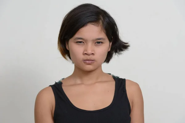 스튜디오에서는 배경에 머리를 아시아 소녀의 사진을 — 스톡 사진