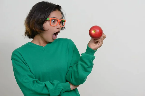 Studio Shot Joven Adolescente Asiática Con Pelo Corto Sobre Fondo — Foto de Stock