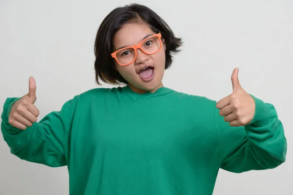 Studio Shot Van Jong Aziatisch Tiener Meisje Met Kort Haar — Stockfoto