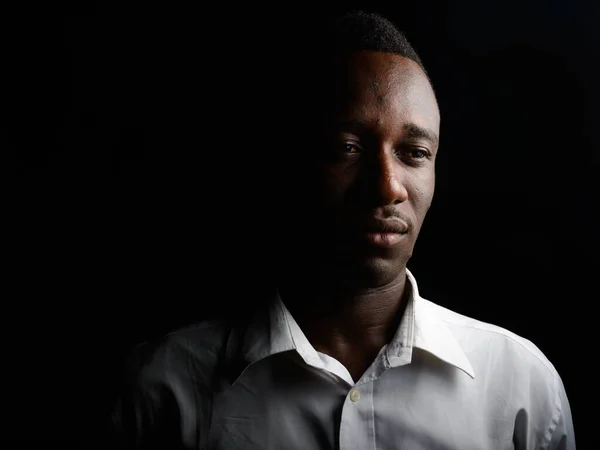Karanlıktaki Genç Afrikalı Işadamının Portresi Gece Karanlığında — Stok fotoğraf