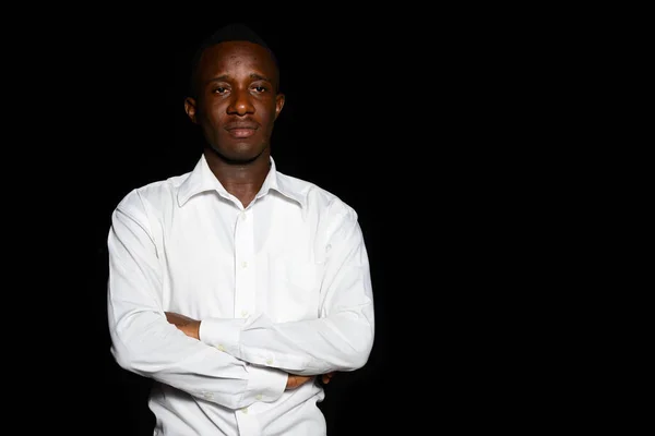 Retrato Joven Empresario Africano Oscuridad Sobre Fondo Negro Por Noche — Foto de Stock