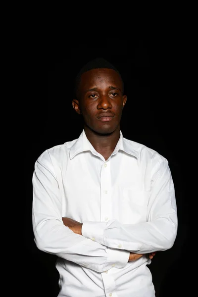 Retrato Joven Empresario Africano Oscuridad Sobre Fondo Negro Por Noche — Foto de Stock