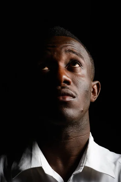 Retrato Jovem Empresário Africano Escuro Contra Fundo Preto Noite — Fotografia de Stock