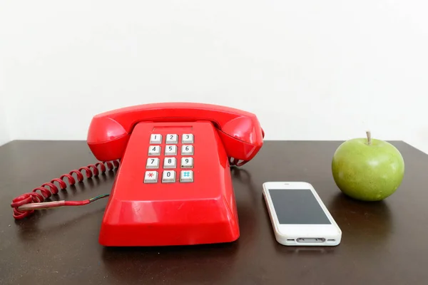 Porträt Eines Roten Telefons Auf Holztisch — Stockfoto