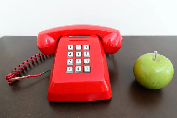 Porträt Eines Roten Telefons Auf Holztisch — Stockfoto