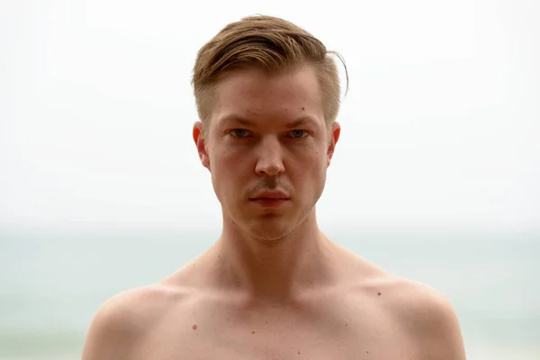 Portrét Mladého Pohledného Turisty Blond Vlasy Bez Trička Relaxaci Pláži — Stock fotografie