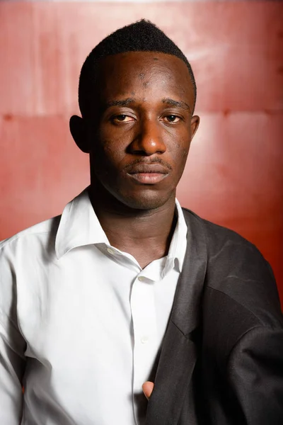 Retrato Jovem Empresário Africano Contra Parede Metal Vermelho Noite — Fotografia de Stock