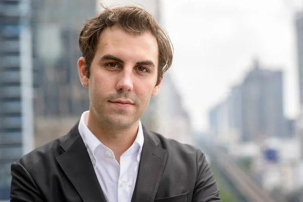 Retrato Hombre Negocios Con Pelo Castaño Usando Traje Contra Vista — Foto de Stock