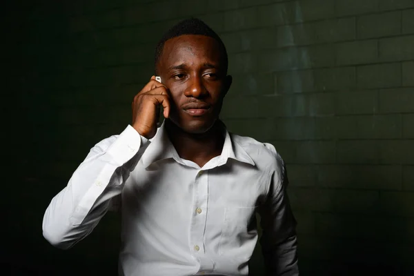 Retrato Jovem Empresário Africano Escuridão Contra Parede Tijolos Noite — Fotografia de Stock