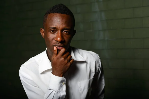 Retrato Joven Empresario Africano Oscuridad Contra Pared Ladrillo Por Noche — Foto de Stock