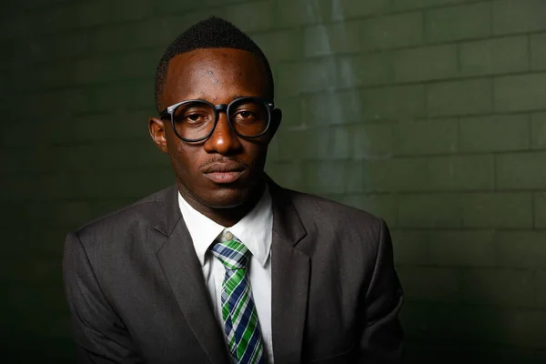 Retrato Joven Empresario Africano Con Traje Contra Pared Ladrillo Oscuridad —  Fotos de Stock