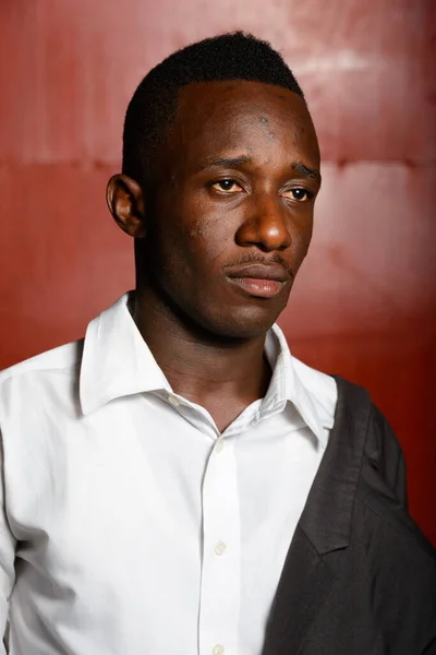 Retrato Jovem Empresário Africano Contra Parede Metal Vermelho Noite — Fotografia de Stock