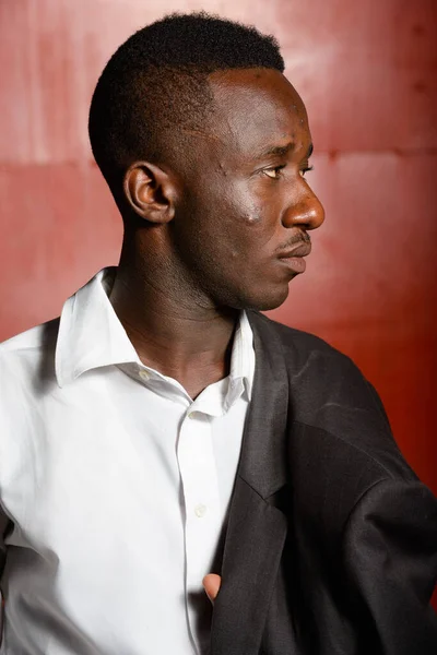Retrato Joven Empresario Africano Contra Una Pared Metal Rojo Por — Foto de Stock