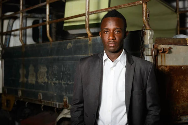 Retrato Jovem Empresário Africano Vestindo Terno Contra Caminhonete Velho — Fotografia de Stock