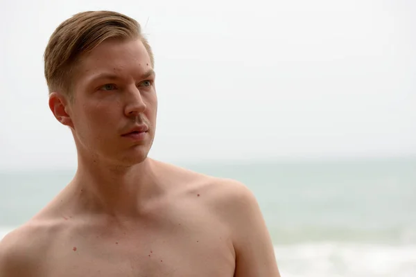 Portrait Jeune Touriste Beau Aux Cheveux Blonds Torse Relaxant Plage — Photo