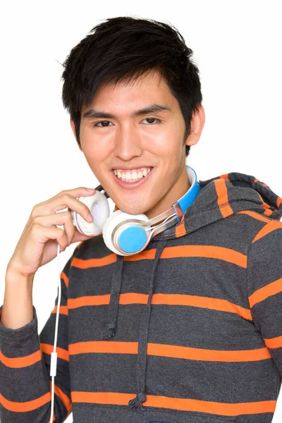 演播室拍摄年轻英俊的亚裔男子身穿与白色背景隔离的帽衫 — 图库照片