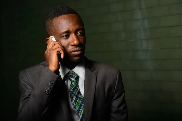 Retrato Jovem Empresário Africano Vestindo Terno Contra Parede Tijolo Escuro — Fotografia de Stock