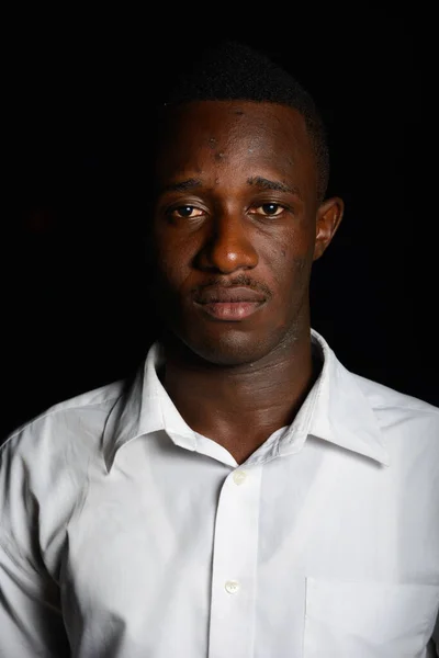 Retrato Jovem Empresário Africano Escuro Contra Fundo Preto Noite — Fotografia de Stock