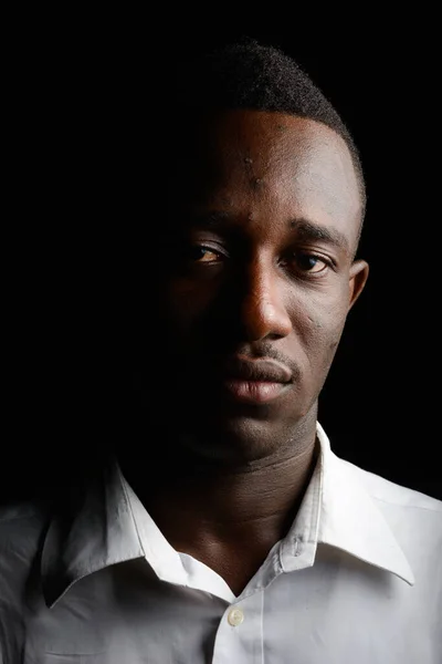 Retrato Joven Empresario Africano Oscuridad Sobre Fondo Negro Por Noche — Foto de Stock