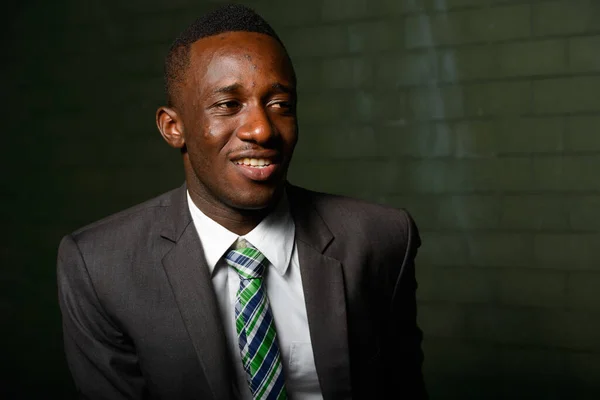 Retrato Joven Empresario Africano Con Traje Contra Pared Ladrillo Oscuridad —  Fotos de Stock