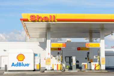 Shell Petrol Şirketi 'nin Shell benzin istasyonunun portresi dünyanın en büyük petrol şirketlerinden biri olarak bilinir.