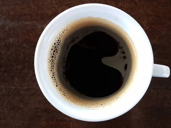 Cafea Neagră Masa Lemn Servită Ceașcă Cafea Albă — Fotografie, imagine de stoc