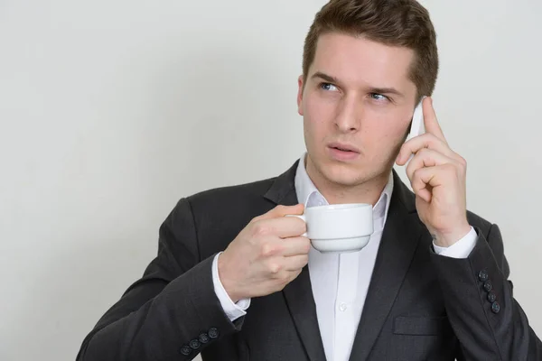 Estúdio Tiro Jovem Empresário Bonito Vestindo Terno Contra Fundo Branco — Fotografia de Stock