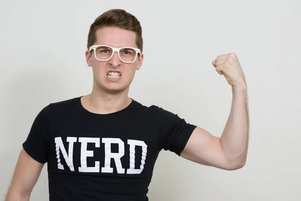 Studioaufnahme Eines Jungen Gutaussehenden Nerds Vor Weißem Hintergrund — Stockfoto