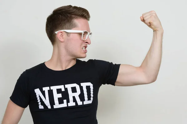 Estúdio Tiro Jovem Nerd Bonito Homem Contra Fundo Branco — Fotografia de Stock