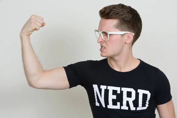 Estúdio Tiro Jovem Nerd Bonito Homem Contra Fundo Branco — Fotografia de Stock