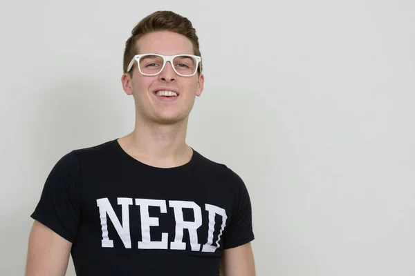 Studioaufnahme Eines Jungen Gutaussehenden Nerds Vor Weißem Hintergrund — Stockfoto