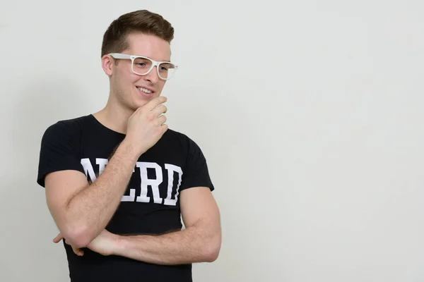 Estúdio Tiro Jovem Nerd Bonito Homem Contra Fundo Branco — Fotografia de Stock