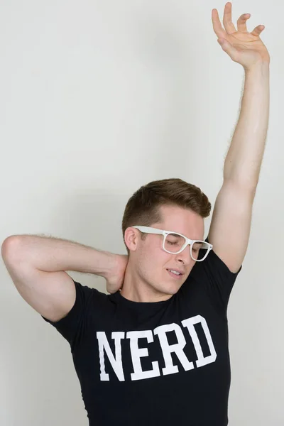 Estúdio Tiro Jovem Nerd Bonito Homem Contra Fundo Branco — Fotografia de Stock