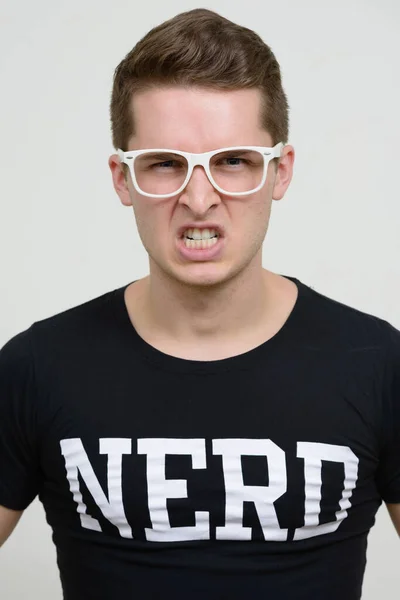 Studio Shot Van Jonge Knappe Nerd Man Tegen Witte Achtergrond — Stockfoto