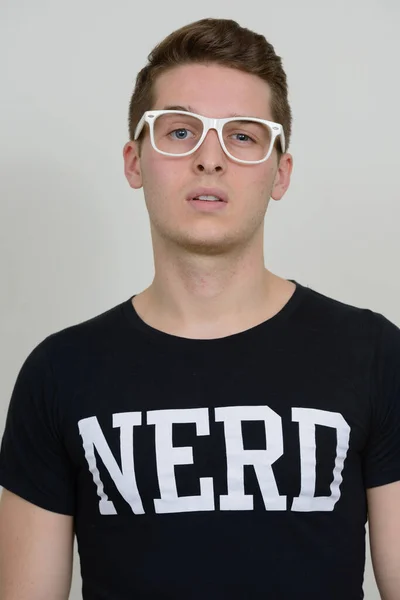 Studioaufnahme Eines Jungen Gutaussehenden Nerds Vor Weißem Hintergrund — Stockfoto