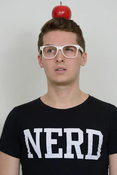 Studio Shot Van Jonge Knappe Nerd Man Tegen Witte Achtergrond — Stockfoto