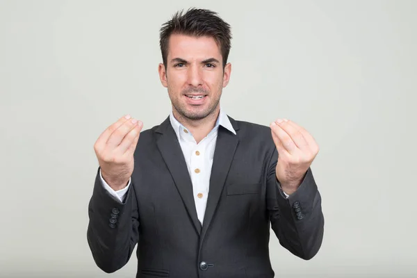 Estúdio Tiro Jovem Bonito Empresário Hispânico Terno Contra Fundo Branco — Fotografia de Stock