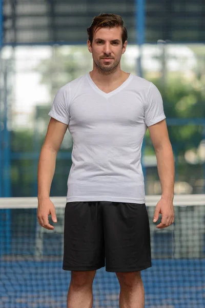 Retrato Joven Apuesto Hispano Listo Para Jugar Cancha Padel —  Fotos de Stock