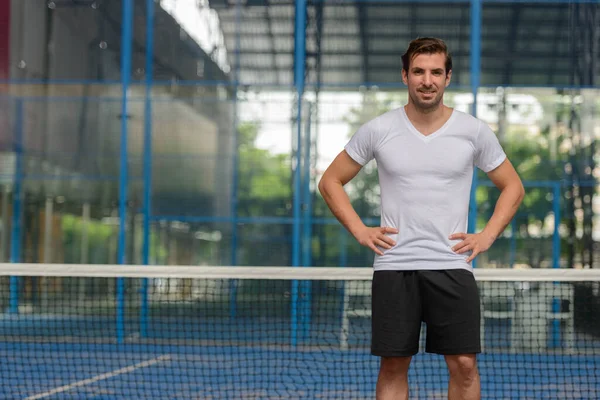 Retrato Jovem Bonito Hispânico Homem Pronto Para Jogar Quadra Padel — Fotografia de Stock