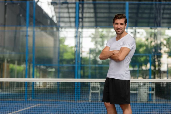 Retrato Jovem Bonito Hispânico Homem Pronto Para Jogar Quadra Padel — Fotografia de Stock