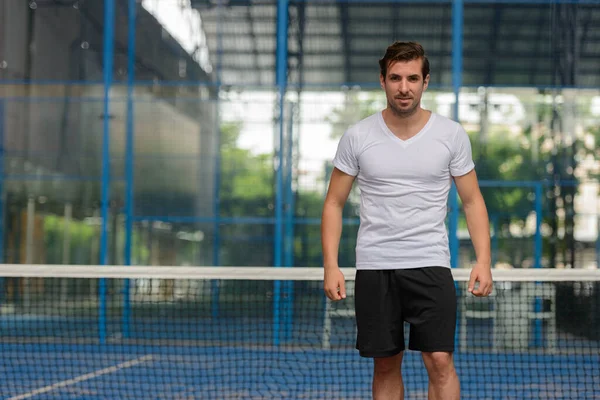 Retrato Jovem Bonito Hispânico Homem Pronto Para Jogar Quadra Padel — Fotografia de Stock