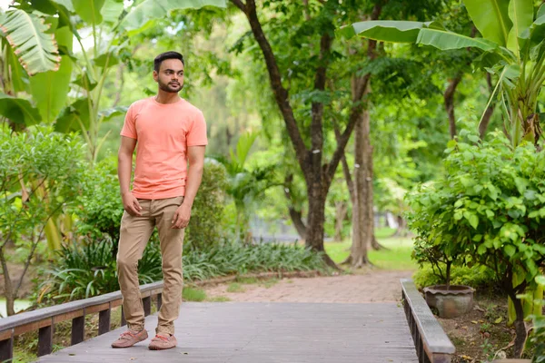 Portret Van Jonge Knappe Bebaarde Indiase Man Het Park Buiten — Stockfoto