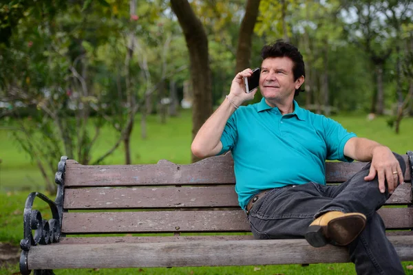 Ritratto Uomo Bello Maturo Che Rilassa Parco All Aperto — Foto Stock