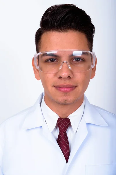 Studioaufnahme Eines Jungen Gutaussehenden Multiethnischen Arztes Als Wissenschaftler Mit Schutzbrille — Stockfoto