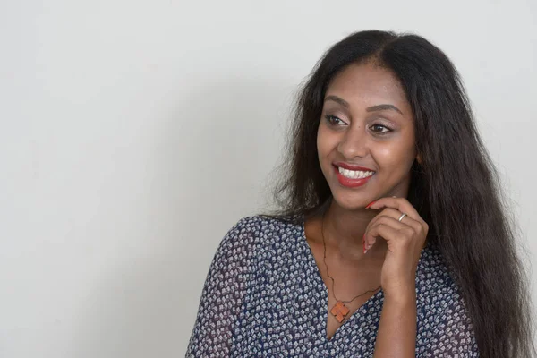 Studio Shot Van Jonge Mooie Afrikaanse Vrouw Tegen Witte Achtergrond — Stockfoto