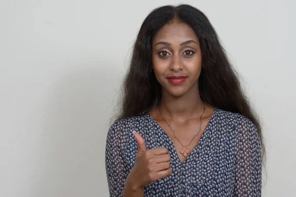 Studio Shot Van Jonge Mooie Afrikaanse Vrouw Tegen Witte Achtergrond — Stockfoto