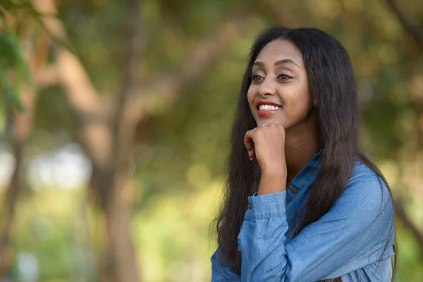 Portret Van Jonge Mooie Afrikaanse Vrouw Ontspannen Het Park Buiten — Stockfoto