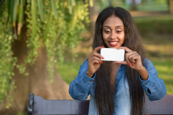 Retrato Jovem Bela Mulher Africana Relaxante Parque Livre — Fotografia de Stock