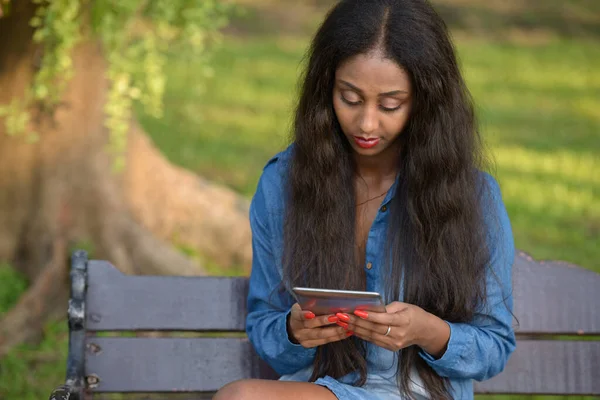 Retrato Jovem Bela Mulher Africana Relaxante Parque Livre — Fotografia de Stock