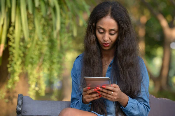 Retrato Jovem Bela Mulher Africana Relaxante Parque Livre — Fotografia de Stock